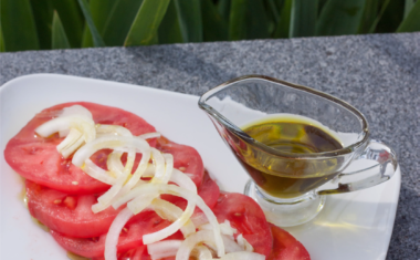 Pomidory z olejem konopnym i cebulką